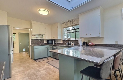 Wedgwood House | Spacious 3BR/2BA - Parking - Near Beach/Trail/UW