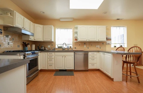 Sunnyside House | Spacious 3BR/2BA home with easy parking