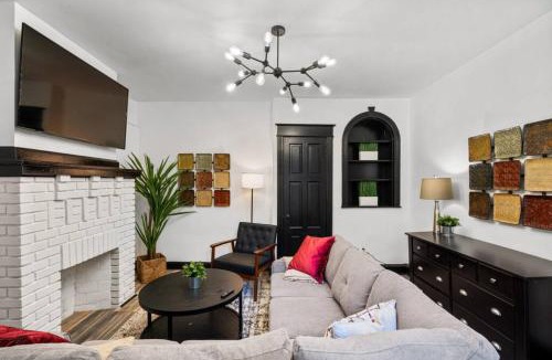 Penn-Knox Apartment | Spacious 3BR, 3BA Philly Retreat for 8 with Free Parking