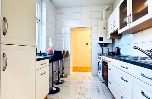 Liesing Apartment | Spacious 3BR Apartment Near Kaufpark Alterlaa