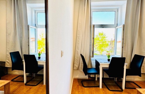 Liesing Apartment | Spacious 3BR Apartment Near Kaufpark Alterlaa