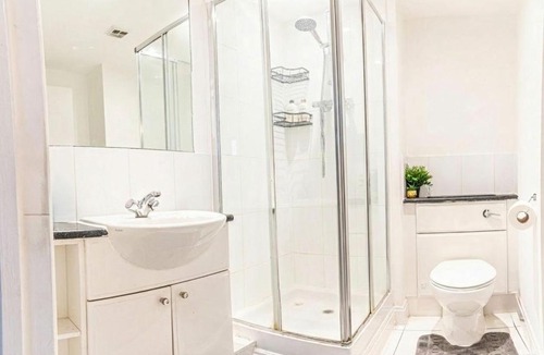 London Borough of Hounslow Apartment | Spacious 3BR Apartment with River View & Terrace, Families Only