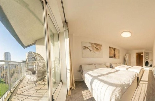 London Borough of Hounslow Apartment | Spacious 3BR Apartment with River View & Terrace, Families Only