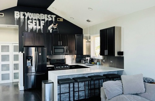 East Garfield Park Apartment | Spacious 3BR Apartment with Patio & BBQ, Minutes from Downtown & CTA!