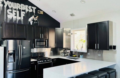 East Garfield Park Apartment | Spacious 3BR Apartment with Patio & BBQ, Minutes from Downtown & CTA!