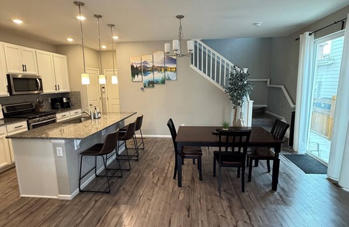 Aurora House | Spacious 3BR Aurora Townhome AC + Gym