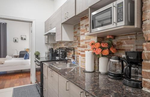 Shaughnessy Village Apartment | Spacious 3BR Downtown - 2 Queen & Bunk & Sofa Bed