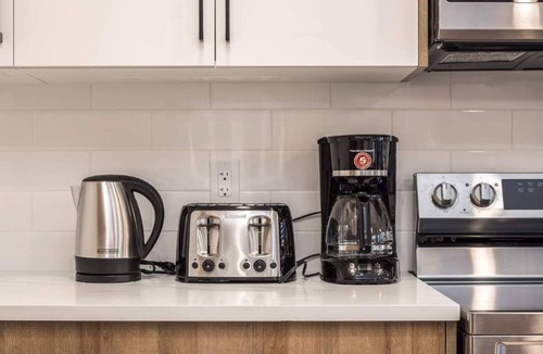 Lynnwood Ridge House | Spacious 3BR Duplex Near Downtown, By Stampede FREE Banff Pass Netflix