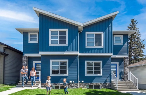 Lynnwood Ridge House | Spacious 3BR Duplex Near Downtown, By Stampede FREE Banff Pass Netflix