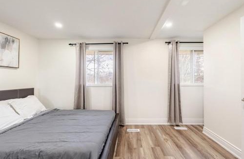 Waterloo House | Spacious 3BR Entire Home in Waterloo, Pvt Fenced Backyard, Office Space, Family & Pets Friendly