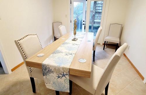 Thomas Drive House | Spacious 3BR Family Beach Home 5 Mins to Panama City Beach & Sleeps 9 Hot tub