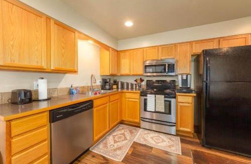 Spokane Valley House | Spacious 3BR Family Retreat w Fire Pit BBQ Smart TVs & More