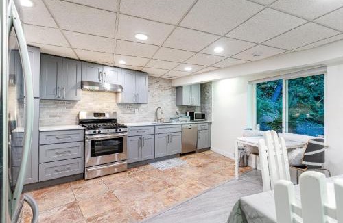 Canyon Heights House | Spacious 3BR Guest Suite by the Creek In North Vancouver Sleeps 6, Free Parking