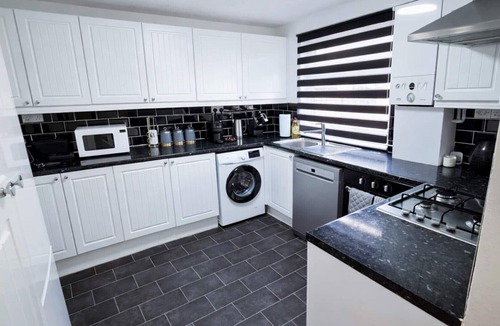 South Ockendon House | Spacious 3BR Home | Fast London Commute | 4minutes walk to station l Parking