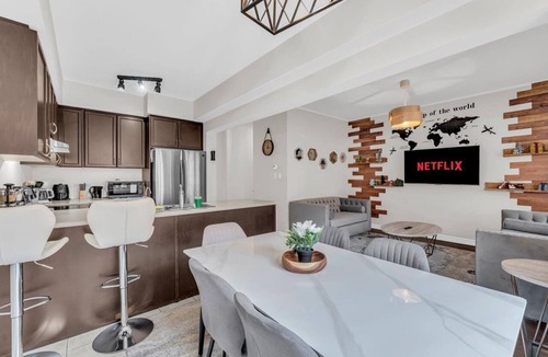 Mount Pleasant House | Spacious 3BR Home | Sleeps 8 | Central Brampton
