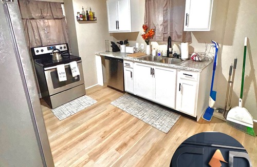 Bexley House | Spacious 3BR Home Sleeps 12 10 Mins to Airport
