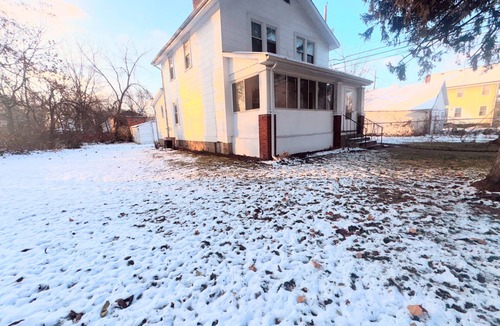 Bexley House | Spacious 3BR Home Sleeps 12 10 Mins to Airport