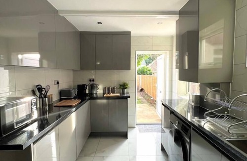 Watford House | Spacious 3BR House - Contractors, Hospital,