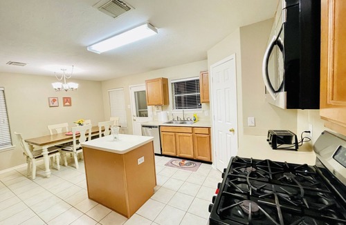 Rosenberg House | Spacious 3BR in Rosenberg | w/30-Day Discounts! 45 mins from nearby stadium