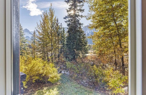 Canmore Apartment | Spacious 3BR Mountain Getaway with Gym, Pool, Hot Tub