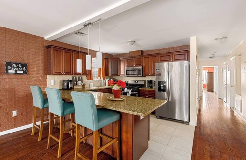 Newark House | Spacious 3BR Newark Apartment with Parking and Gym
