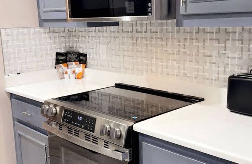 Macon House | Spacious 3BR North Macon Gem, High-Speed WiFi & Garage