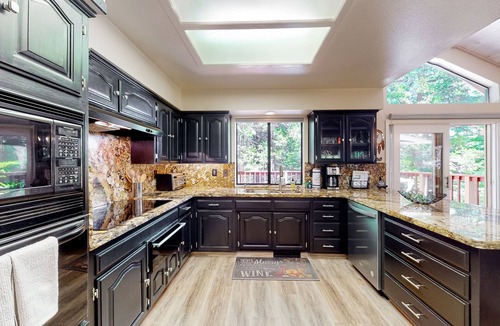 Shaver Lake Cabin | Spacious 3BR Ockenden Retreat w/Loft, W/D, & Large Deck, & Grill