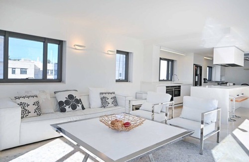 Tel Aviv City Center Apartment | Spacious 3BR Penthouse with Pool by HolyGuest