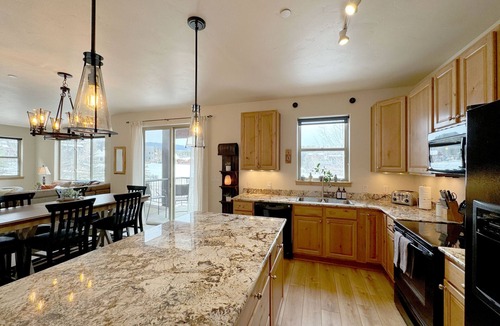Winter Park Condo | Spacious 3BR, Perfect Downtown location w/Pool, Hot tub, & Shuttle Access
