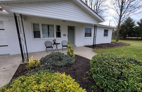 Otterbien Home House | Spacious 3BR Ranch w/Hot Tub & Yard Near Kings Island
