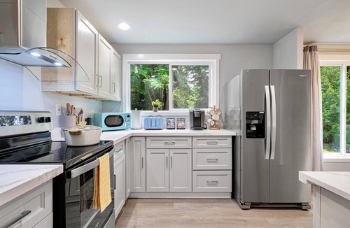 Redmond House | Spacious 3BR Retreat by Microsoft with Backyard