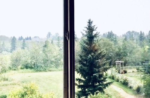 Northeast Edmonton House | Spacious 3BR Retreat w/Hot Tub Ravine | Sleeps 9