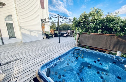 Northeast Edmonton House | Spacious 3BR Retreat w/Hot Tub Ravine | Sleeps 9
