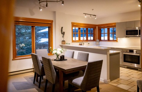 Nordic Estates Villa | Spacious 3BR:Sleeps 8 Comfortably,Pool,Hot Tub,Patio+BBQ& Near Valley Trail!