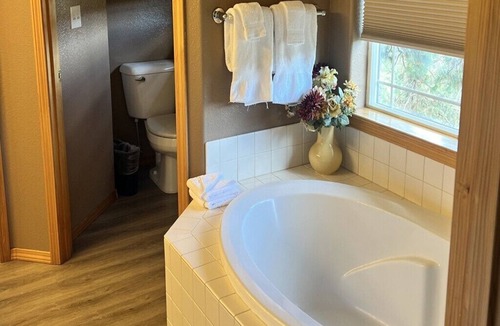 Klamath Falls House | Spacious 3BR Townhome with King Suite & Resort Amenities in Southern Oregon