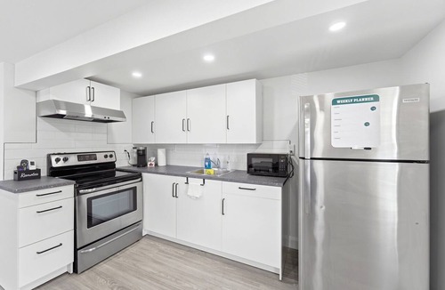Brantford Apartment | Spacious 3BR Two-Level Apt · Monthly Stays · Sleeps 5 · In-Unit Laundry