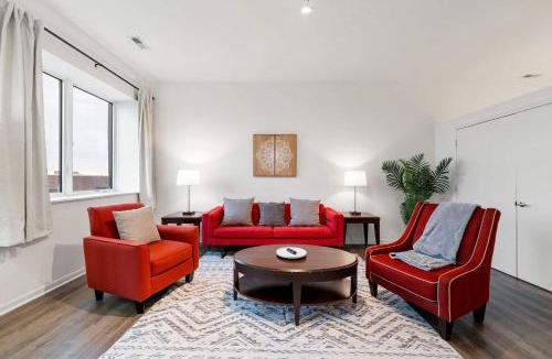 Near South Side House | Spacious 3BR Urban Getaway w Gym