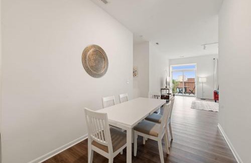 Near South Side House | Spacious 3BR Urban Getaway w Gym