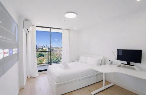 Wolli Creek Apartment | Spacious 3BR Waterfront Apt Pool Gym Free Parking
