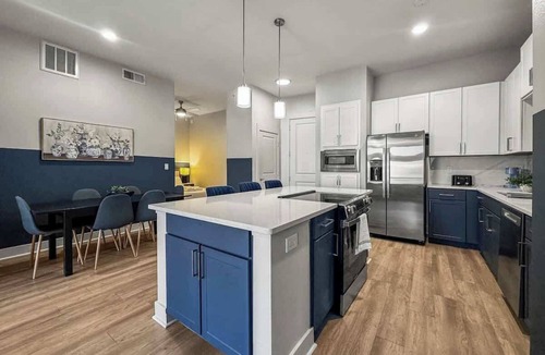 Deep Ellum Apartment | Spacious 3BR2BA Stay Deep Ellum w/Pool Gym Parking