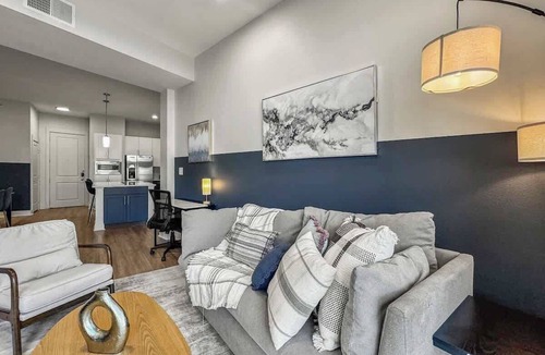 Deep Ellum Apartment | Spacious 3BR2BA Stay Deep Ellum w/Pool Gym Parking