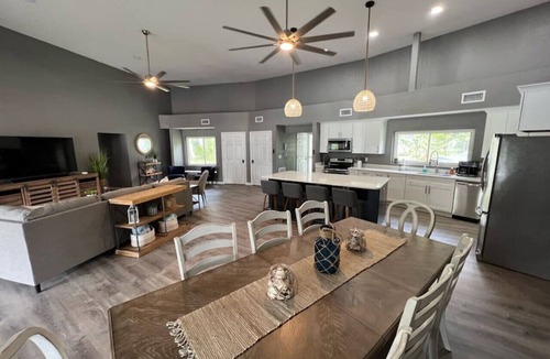 Crystal River House | Spacious 4/2- Pool, boat dock & game room