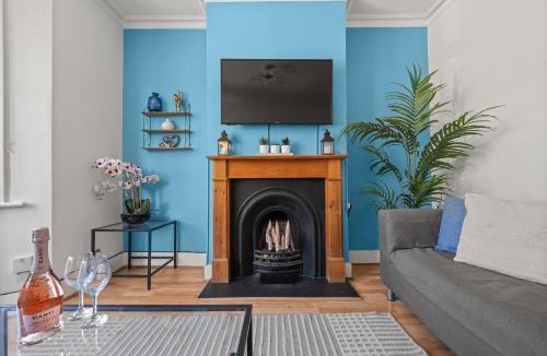 Canbury House | Spacious 4-Bed Home with Parking & Garden - Sleeps 9, Ideal for Families & Work Stays