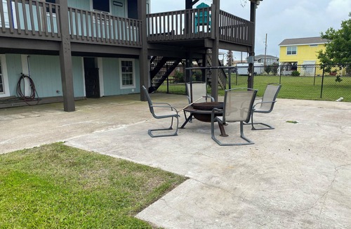 Crystal Beach Cottage | Spacious 4 bdr house w/RV hookup, on beach access road
