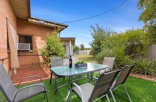 Strathmerton House | Spacious 4 Bdrms near Murray River, Pet Friendly