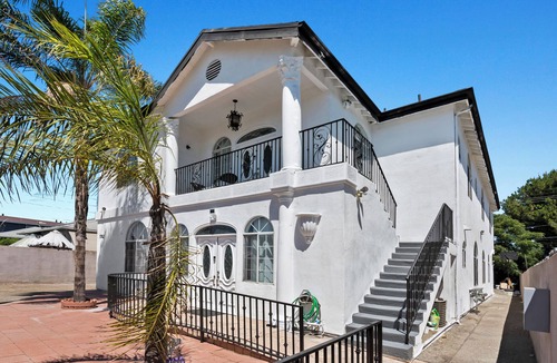 NoHo Arts District Apartment | Spacious 4-bed 2.5bath modern apartment in Los Angeles by Universal studio/HW