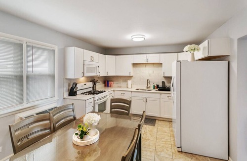 Russell Apartment | Spacious 4 bed Apt with 2 Living Areas Near DT!