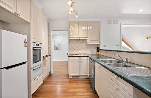 Doncaster East Apartment | Spacious 4-Bed House with Garden in Doncaster