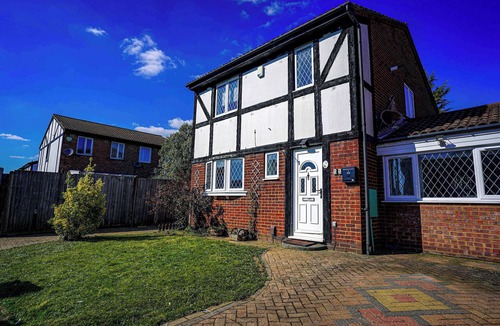 Tea Green House | Spacious 4-Bed Contractor House | Parking | Fast WiFi | Luton