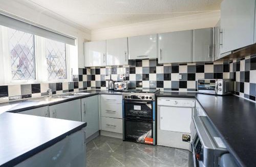 Tea Green House | Spacious 4-Bed Contractor House with Parking and Fast WiFi in Luton by Jesswood Properties